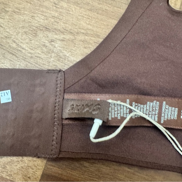 SKIMS Ultimate Push Up Plunge Cocoa Deep Brown Women's Bra - Picture 5 of 5